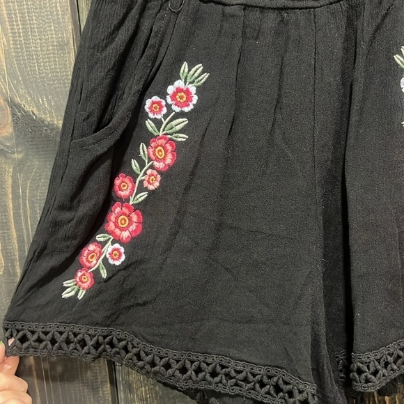 Kendall & Kylie Romper XS Black Floral Embroidered Crochet Trim Deep V-neck Boho - Picture 3 of 8